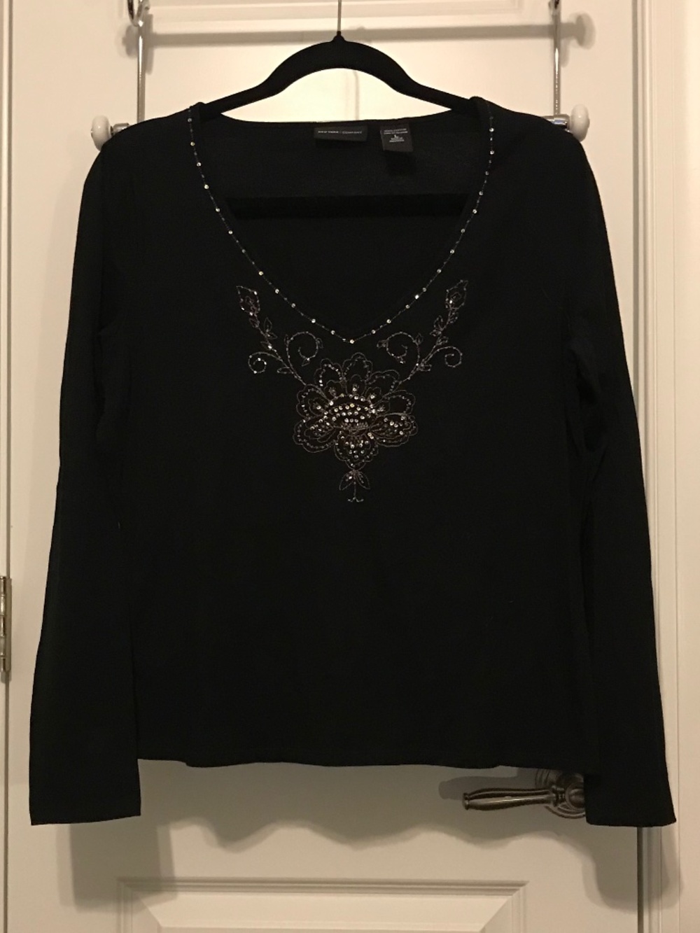 NY&Co. 💯% cotton black long sleeved v-neck top, floral embroidery & sequins (L)